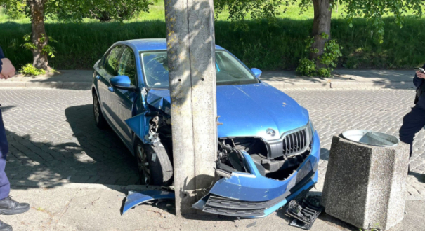 Rozbita Skoda po uderzeniu w betonowy słup przy ulicy Matejki w Gorzowie
Policjanci na miejscu zdarzenia drogowego na skrzyżowaniu ulic Matejki i Żeromskiego w Gorzowie