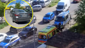 Zablokowana droga i radiowozy policyjne po awanturze kierowców i potrąceniu mężczyzny w pobliżu Intermarche ulica Wyczółkowskiego Gorzów Wielkopolski