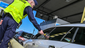 Kontrola trzeźwości policji na bramkach autostrady A2 w Tarnawie Rzepińskiej lubuskie Gorzów
Policjant trzyma alkomat podczas masowej kontroli kierowców na autostradzie A2 w Tarnawie Rzepińskiej Gorzów