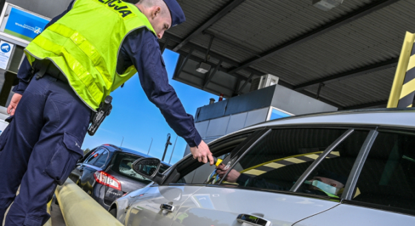 Kontrola trzeźwości policji na bramkach autostrady A2 w Tarnawie Rzepińskiej lubuskie Gorzów
Policjant trzyma alkomat podczas masowej kontroli kierowców na autostradzie A2 w Tarnawie Rzepińskiej Gorzów