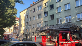 Pożar mieszkania w bloku przy ulicy Sikorskiego w Gorzowie strażacy na miejscu zdarzenia