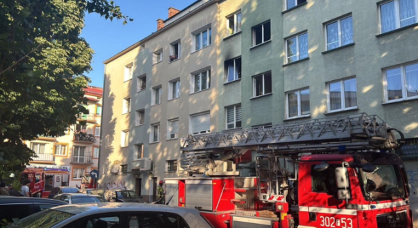 Pożar mieszkania w bloku przy ulicy Sikorskiego w Gorzowie strażacy na miejscu zdarzenia