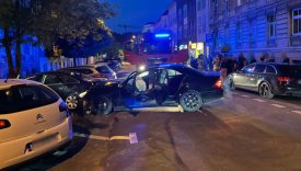 Rozbity Mercedes i uszkodzone zaparkowane Audi na ulicy 30 Stycznia w Gorzowie straż pożarna policja pogotowie ratunkowe na miejscu wypadku