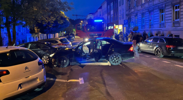 Rozbity Mercedes i uszkodzone zaparkowane Audi na ulicy 30 Stycznia w Gorzowie straż pożarna policja pogotowie ratunkowe na miejscu wypadku