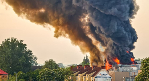 Pożar hali targowej Gorzowskiego Rynku Hurtowego przy ulicy Targowej w Gorzowie i akcja gaśnicza straży pożarnej w parku trampolin FG Jump Gorzów