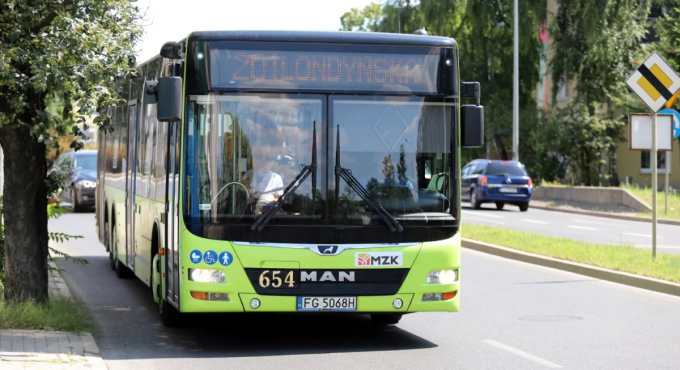 Autobus miejski MZK Gorzów linii 201 jadący znad jeziora Nierzym w kierunku ulicy Londyńskiej w Gorzowie w sezonie letnim