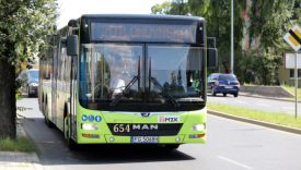 Autobus miejski MZK Gorzów linii 201 jadący znad jeziora Nierzym w kierunku ulicy Londyńskiej w Gorzowie w sezonie letnim