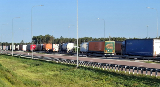 Gigantyczny korek ciężarówek na autostradzie A2 w kierunku granicy w Świecku zator pojazdów ciężarowych i osobowych na lubuskim odcinku drogi