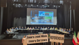 Baner z napisem referendum i hasłami z filmów Barei przyniesiony przez mieszkańców na sesję Rady Miasta Gorzowa w MCK.