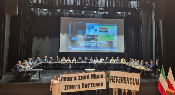 Baner z napisem referendum i hasłami z filmów Barei przyniesiony przez mieszkańców na sesję Rady Miasta Gorzowa w MCK.