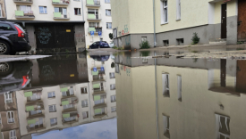 Zalane podwórko ulica Krzywoustego Chrobrego Gorzów kałuża deszczówka między kamienicami śródmieście Gorzowa ZGM przetarg remont