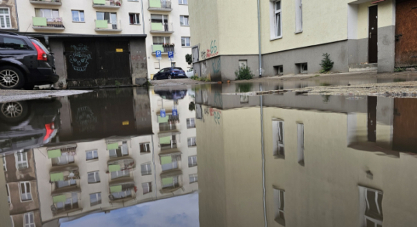 Zalane podwórko ulica Krzywoustego Chrobrego Gorzów kałuża deszczówka między kamienicami śródmieście Gorzowa ZGM przetarg remont