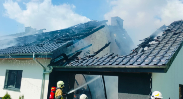 pożar domu jednorodzinnego w miejscowosci Chwalowice kolo Gorzowa straz pozarna akcja gasnicza
