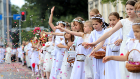 procesja Bożego Ciała w Gorzowie 2026 dzieci sypiące kwiatki utrudnienia w ruchu zamknięte ulice Gorzów