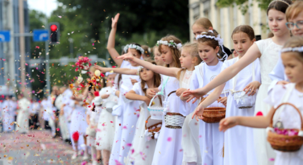 procesja Bożego Ciała w Gorzowie 2026 dzieci sypiące kwiatki utrudnienia w ruchu zamknięte ulice Gorzów