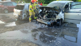 Pożar samochodów ulica Kostrzyńska Gorzów Wielkopolski straż pożarna akcja gaśnicza Volkswagen Ford
