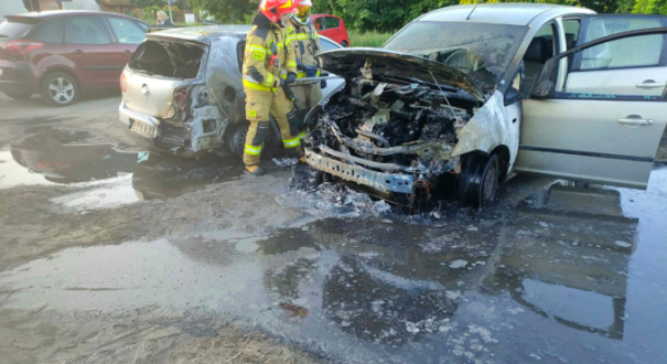 Pożar samochodów ulica Kostrzyńska Gorzów Wielkopolski straż pożarna akcja gaśnicza Volkswagen Ford