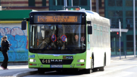 Autobus miejski MZK Gorzów na przystanku rozkład jazdy na Boże Ciało komunikacja miejska Gorzów Wielkopolski zmiany w kursowaniu autobusów