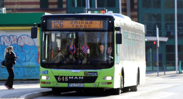 Autobus miejski MZK Gorzów na przystanku rozkład jazdy na Boże Ciało komunikacja miejska Gorzów Wielkopolski zmiany w kursowaniu autobusów