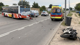 Wypadek na Żwirowej Gorzów zderzenie autobusu MZK z motocyklistą policja i pogotowie na miejscu zdarzenia rozbity motocykl na drodze