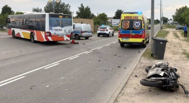 Wypadek na Żwirowej Gorzów zderzenie autobusu MZK z motocyklistą policja i pogotowie na miejscu zdarzenia rozbity motocykl na drodze