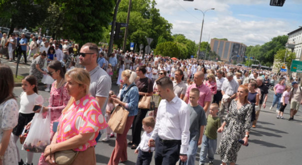 Procesja Bożego Ciała ulice Chrobrego Jagiełły Sikorskiego katedra Stary Rynek Gorzów Wielkopolski utrudnienia w ruchu zablokowane centrum miasta