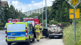 Wypadek na ulicy Olimpijskiej w Gorzowie dachowanie samochodu osobowego marki Seat straż pożarna policja na miejscu zdarzenia