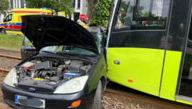 Zderzenie samochodu osobowego marki Ford z tramwajem Miejskiego Zakładu Komunikacji na przejeździe przy ulicy Walczaka w Gorzowie