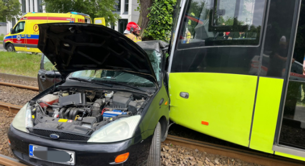 Zderzenie samochodu osobowego marki Ford z tramwajem Miejskiego Zakładu Komunikacji na przejeździe przy ulicy Walczaka w Gorzowie