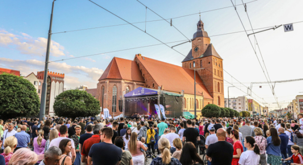 start plenerowych koncertow dobry wieczor gorzow 2026 tlumy mieszkancow na starym rynku w gorzowie letnie granie i nocny szlak kulturalny