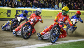 Żużlowcy w trakcie rywalizacji o punkty dla Stali Gorzów i Sparty Wrocław