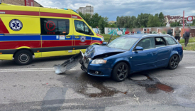 Rozbite Audi po wypadku na ulicy Szarych Szeregów w Gorzowie