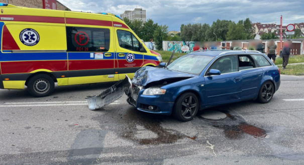 Rozbite Audi po wypadku na ulicy Szarych Szeregów w Gorzowie