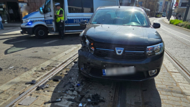 Wypadek na skrzyżowaniu ulicy Sikorskiego i Młyńskiej w Gorzowie rozbite samochody peugeot i dacia na torowisku tramwajowym