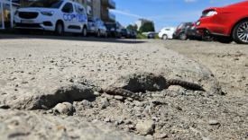 Betonowe płyty na ulicy Siedzikówny-Inki w Gorzowie Wielkopolskim Zniszczona nawierzchnia drogi na osiedlu Sady
