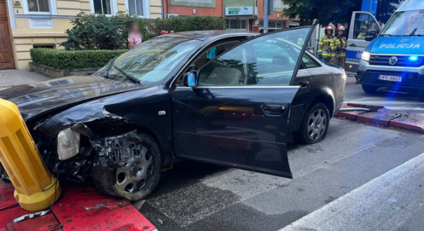 rozbite audi po rajdzie pijanego kierowcy na ulicy Borowskiego w Gorzowie