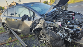 Wypadek drogowy ulica Kostrzyńska Gorzów rozbita Toyota po uderzeniu w słup trakcyjny
Pijana kobieta wjechała w słup trakcyjny ulica Kostrzyńska Gorzów działania policji
Roztrzaskany przód samochodu Toyota wypadek na torowisku tramwajowym Gorzów