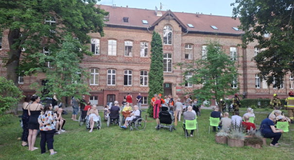 Akcja strazaków po pozarze w budynku Domu Pomocy Spolecznej numer 2 przy ulicy Walczaka w Gorzowie