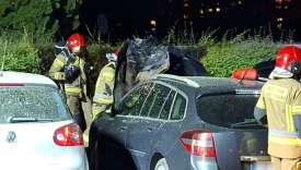 Spalona komora silnika samochodu marki Renault po celowym podpaleniu przy ul. Widok w Gorzowie