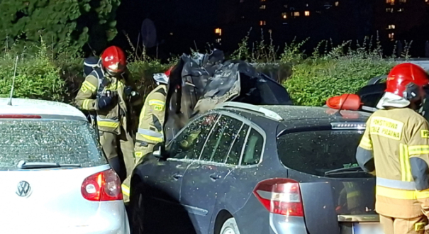 Spalona komora silnika samochodu marki Renault po celowym podpaleniu przy ul. Widok w Gorzowie