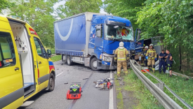 Wypadek w miejscowości Długie na drodze krajowej nr 22 zderzenie dwóch pojazdów ciężarowych Iveco oraz Renault i akcja ratunkowa straży pożarnej Gorzów