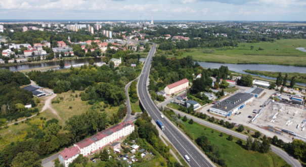 Zniszczona nawierzchnia bitumiczna i spękania na drodze krajowej numer 22 ulica Trasa Nadwarciańska w Gorzowie