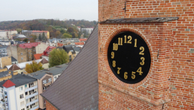 widok na wyremontowaną wieżę katedralną w Gorzowie 9 lat po potężnym pożarze z 1 lipca 2017 roku z udziałem ponad 300 strażaków