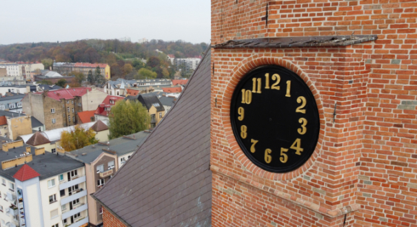 widok na wyremontowaną wieżę katedralną w Gorzowie 9 lat po potężnym pożarze z 1 lipca 2017 roku z udziałem ponad 300 strażaków