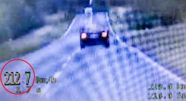 Pomiar prędkości wideorejestratorem w nieoznakowanym radiowozie policji na trasie Licheń Długie DK22