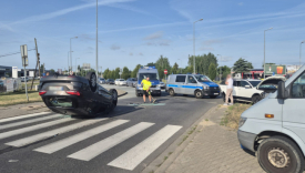 Zderzenie dwóch aut osobowych i dachowanie Opla na rondzie Kasprzaka w Gorzowie