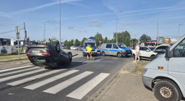 Zderzenie dwóch aut osobowych i dachowanie Opla na rondzie Kasprzaka w Gorzowie
