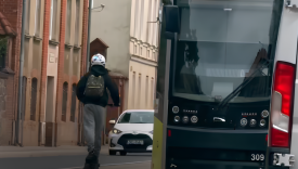Pokazał środkowy palec i wjechał na torowisko pod prąd. Szokujące nagranie w sieci