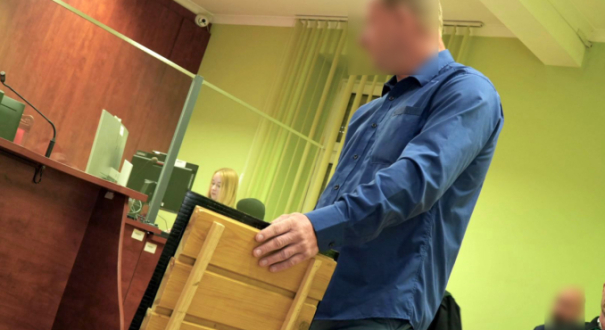 Dwie makiety konstrukcji dachu krytego papą o wymiarach 40 na 50 centymetrów prezentowane na sali rozpraw w Sądzie Rejonowym w Gorzowie jako dowód w procesie o pożar Akademii Jakuba z Paradyża.