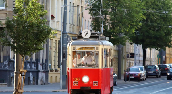 Zabytkowy tramwaj Konstal numer boczny 137 i wagon 4N darmowe przejazdy linia Lato w Gorzowie